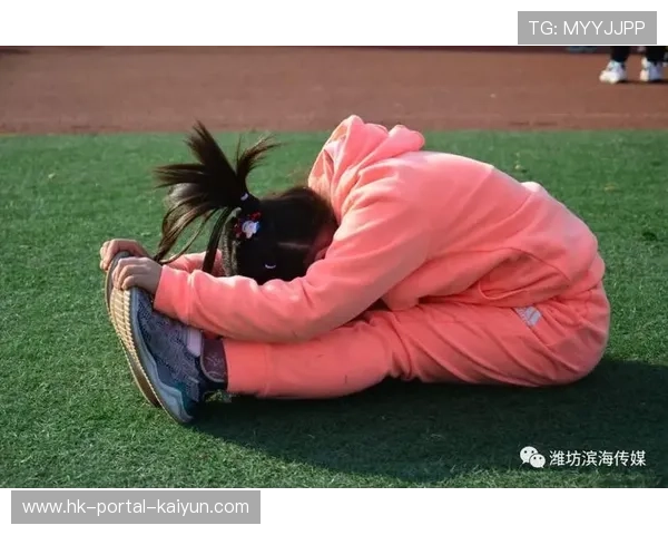 哈萨克斯坦选手萨莫德尔金娜女单短节目融入侧手翻，展现舞蹈特色