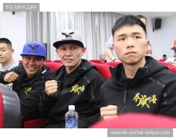 世界拳王争霸赛称重仪式现对峙 安保人员及时介入